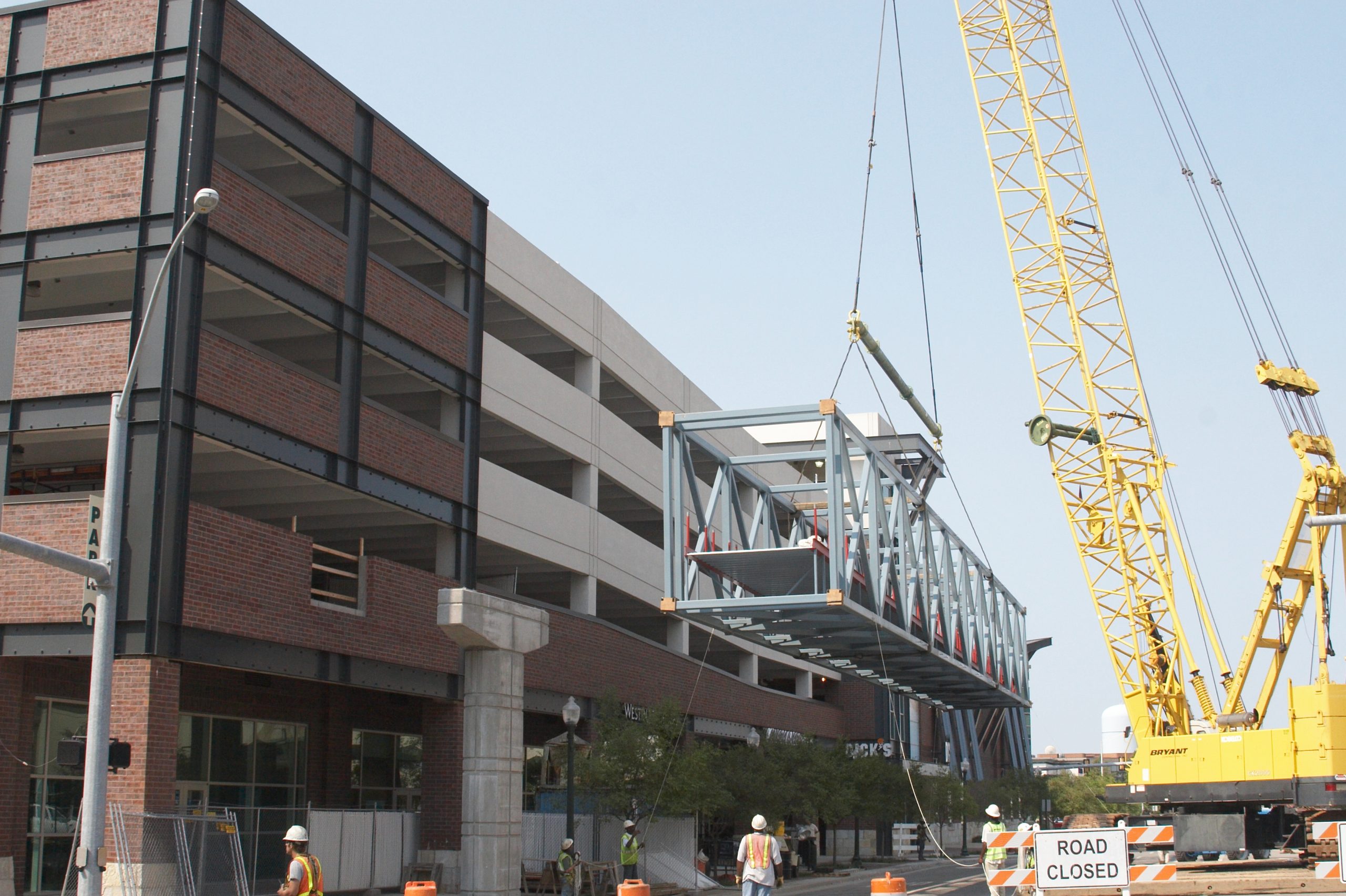 Lifting 130-ft long steel truss bridge