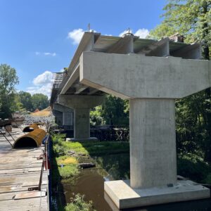 Installing superstructure overhang formwork